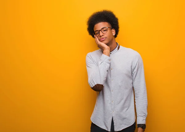 Jovem Homem Afro Americano Sobre Uma Parede Laranja Cansado Muito — Fotografia de Stock