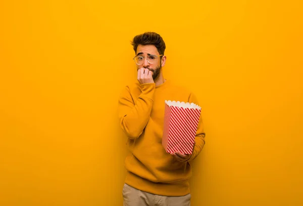 Ung Man Med Popcorns Bita Naglar Nervös Och Mycket Orolig — Stockfoto