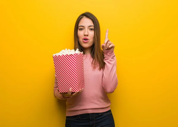 Jonge Leuke Vrouw Met Een Popcorn Emmer Met Een Geweldig — Stockfoto