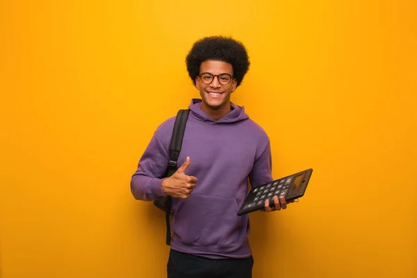 Jovem Estudante Afro Americano Segurando Uma Calculadora Sorrindo Levantando Polegar — Fotografia de Stock