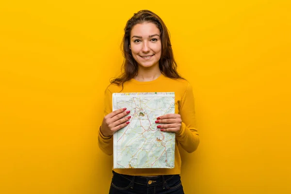 Joven Mujer Europea Sosteniendo Mapa Feliz Sonriente Alegre —  Fotos de Stock