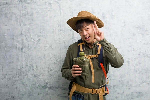 Młody Odkrywca Chiński Człowiek Zabawy Szczęśliwy Robi Gest Zwycięstwa — Zdjęcie stockowe
