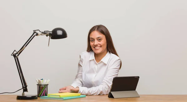 Joven Estudiante Trabajando Escritorio Sosteniendo Algo Con Mano — Foto de Stock