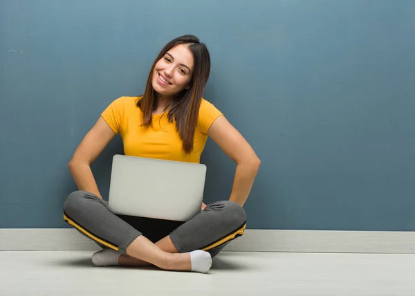 Mujer Joven Sentada Suelo Con Portátil Con Las Manos Las —  Fotos de Stock