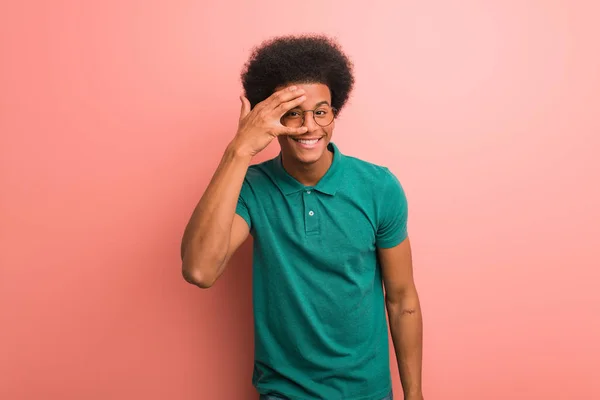 Jovem Homem Afro Americano Sobre Uma Parede Rosa Envergonhado Rindo — Fotografia de Stock