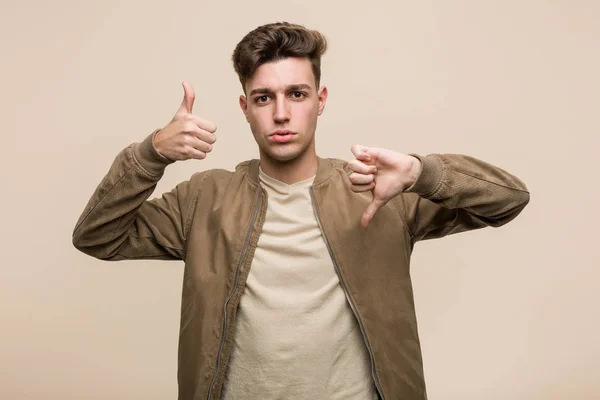 Junger Kaukasischer Mann Der Eine Braune Jacke Trägt Die Daumen — Stockfoto