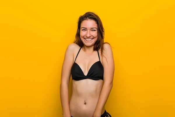 Bikini Giyen Genç Avrupalı Kadın Gülüyor Gözlerini Kapatıyor Rahatlamış Mutlu — Stok fotoğraf