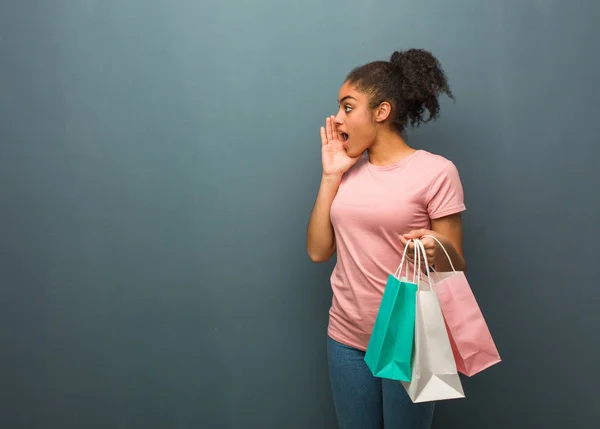 Νεαρή Μαύρη Γυναίκα Ψιθυρίζει Κουτσομπολιά Κρατάει Μια Τσάντα Για Ψώνια — Φωτογραφία Αρχείου