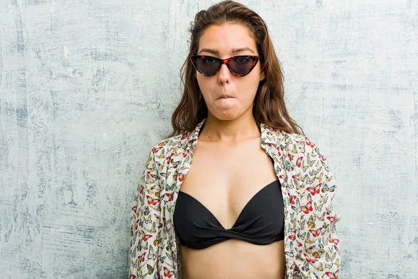 Bikini Giyen Genç Avrupalı Kadın Omuz Silkiyor Gözleri Açık — Stok fotoğraf