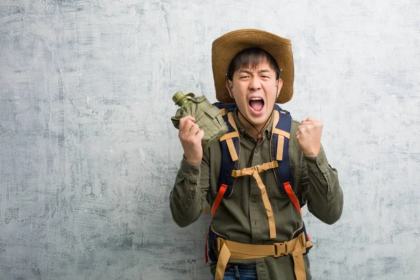Joven Explorador Chino Sorprendido Sorprendido — Foto de Stock