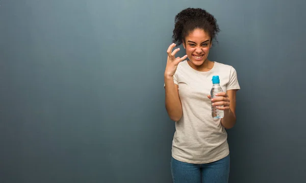 Jonge Zwarte Vrouw Boos Overstuur Houdt Een Waterfles Vast — Stockfoto