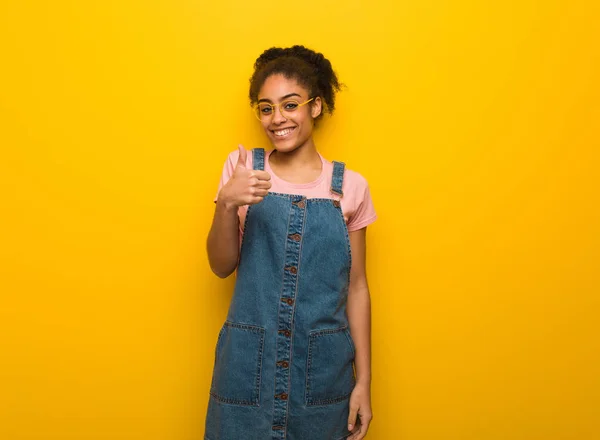 Mavi Gözleri Ile Genç Siyah Afrikalı Amerikalı Kız Gülümseyen Başparmak — Stok fotoğraf
