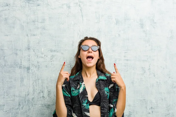 Bikini Giyen Genç Avrupalı Kadın Ağzı Açık Bir Şekilde Baş — Stok fotoğraf
