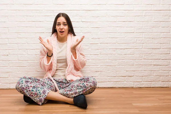 Jonge Vrouw Draagt Pyjama Viert Een Overwinning Succes — Stockfoto