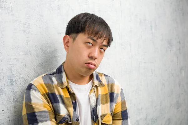 Ung Kinesisk Man Ansikte Närbild Trött Och Uttråkad — Stockfoto