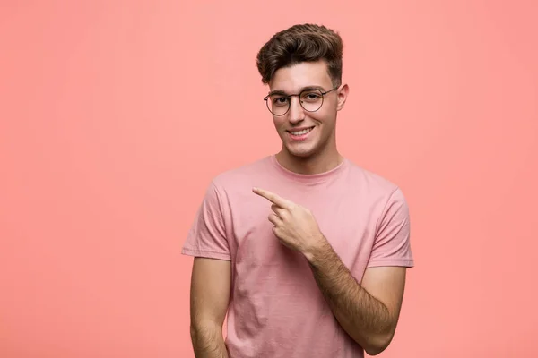 Joven Hombre Caucásico Fresco Sonriendo Señalando Lado Mostrando Algo Espacio — Foto de Stock