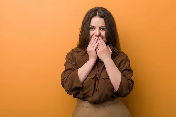 Joven Mujer Rusa Curvilínea Riendo Algo Cubriendo Boca Con Las — Foto de Stock