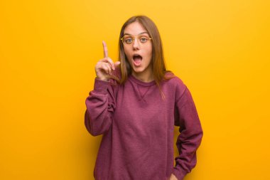 Genç rahat kadın bir fikir, ilham kavramı olan