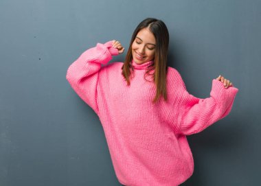 Genç modern kadın dans ve eğlenmek