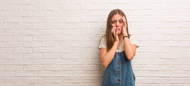 Genç hippi kadın umutsuz ve üzgün