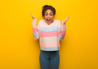 Bir zafer veya başarı kutluyor mavi gözleri ile genç siyah Afrikalı Amerikalı kız