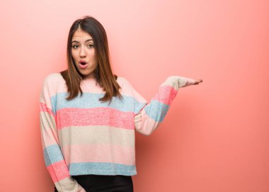 Bir şey palm el tutan genç Sevimli Kadın