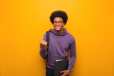 Genç Afrikalı Amerikalı öğrenci şaşırdı ve şok oldu.