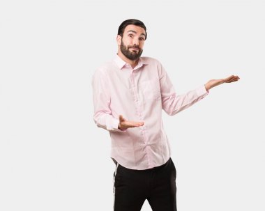 Genç yakışıklı adam şaşkın ve şüpheli