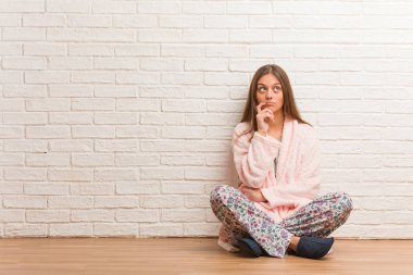 Şüphe Pijama giyiyor ve karışık genç kadın