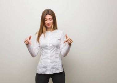 Genç rus kız aşağı işaret