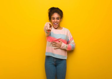 Hedefleri ve amaçları elde mavi gözleri hayalleri ile genç siyah Afrikalı Amerikalı kız