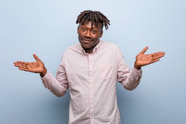 Genç iş adamı Afrikalı şüpheci siyah adam sorgulamada omuzlarını silkiyor..