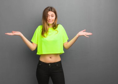 Genç havalı Rus kız, kuşkulanıyor ve omuz silkiyor.