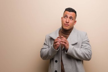 Genç latin iş adamı bir plan tasarlıyor