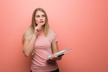 Şüphelenen ve kafası karışmış genç, güzel bir Rus kız. Elinde kitaplar var..