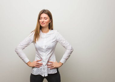 Genç Rus kız çok kızgın birini azarlıyor.