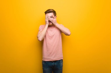 Genç Kızıl saçlı adam endişeli ve korkmuş hissediyor