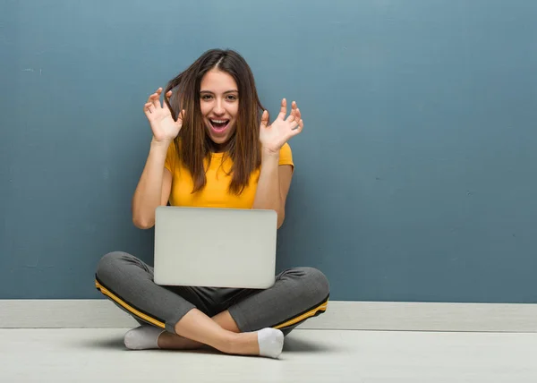 Jonge Vrouw Zitten Vloer Met Een Laptop Vieren Van Een — Stockfoto