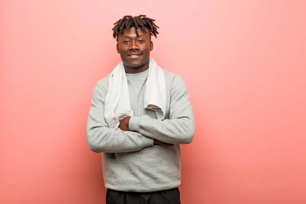 Jonge Fitness Afrikaanse Zwarte Man Glimlachend Zelfverzekerd Met Gekruiste Armen — Stockfoto