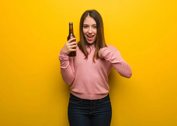 Młoda Urocza Kobieta Trzyma Piwo Zaskoczony Czuje Się Dobrze Prosperuje — Zdjęcie stockowe