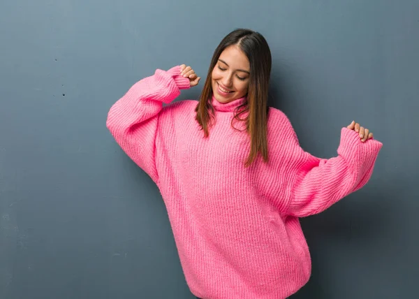 Jonge Moderne Vrouw Dansen Plezier — Stockfoto