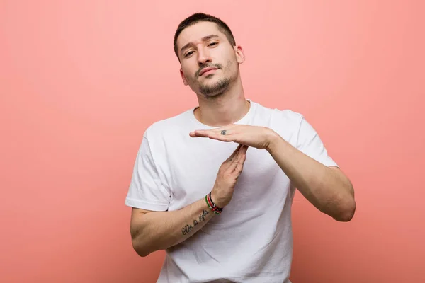 Jovem Homem Casual Mostrando Gesto Tempo Limite — Fotografia de Stock