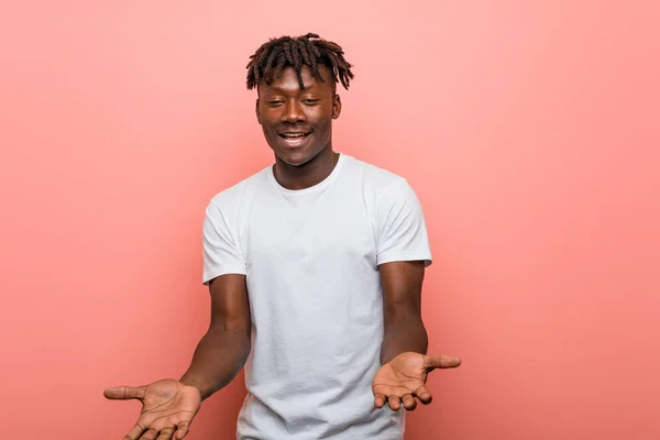 Mladý Africký Černoch Ukazuje Vítaný Výraz — Stock fotografie