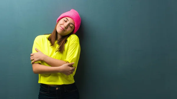 Joven Mujer Moderna Dando Abrazo —  Fotos de Stock