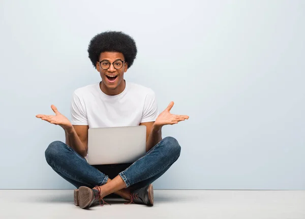 Jovem Negro Sentado Chão Com Laptop Celebrando Uma Vitória Sucesso — Fotografia de Stock