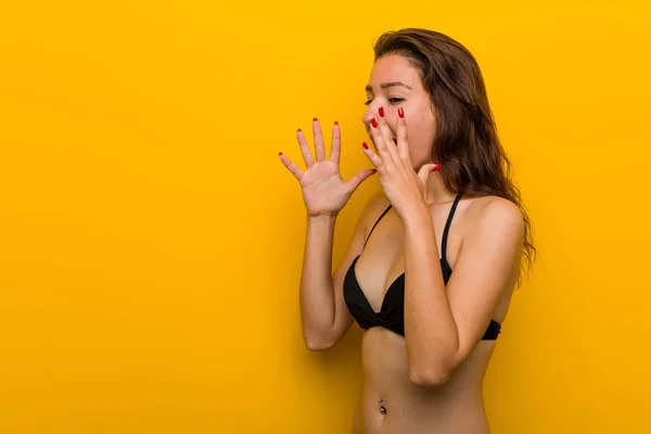 Bikini Giyen Genç Avrupalı Kadın Yüksek Sesle Bağırıyor Gözlerini Açık — Stok fotoğraf
