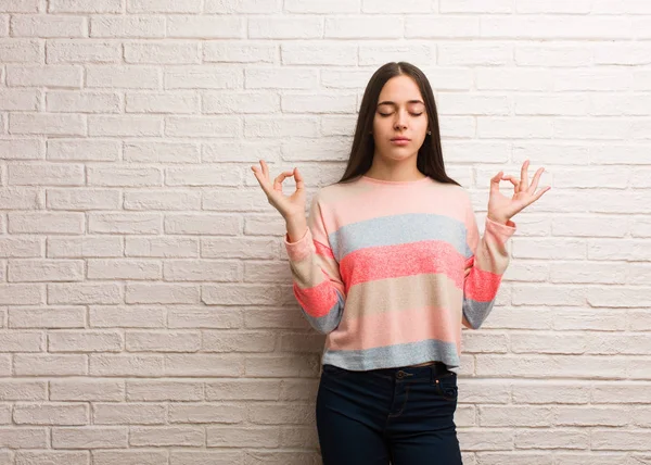 Jonge Moderne Vrouw Die Yoga Uitvoert — Stockfoto