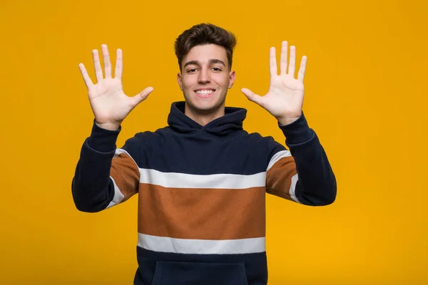 Kapüşonlu Genç Adam Numarayı Elleriyle Gösteriyor — Stok fotoğraf