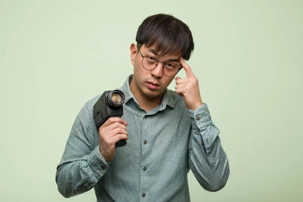 Jovem Chinês Segurando Uma Câmera Vintage Pensando Uma Ideia — Fotografia de Stock