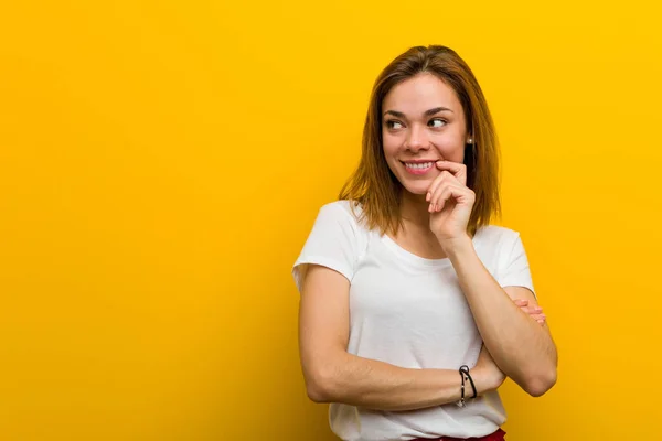 Joven Mujer Caucásica Natural Relajado Pensando Algo Mirando Espacio Copia — Foto de Stock